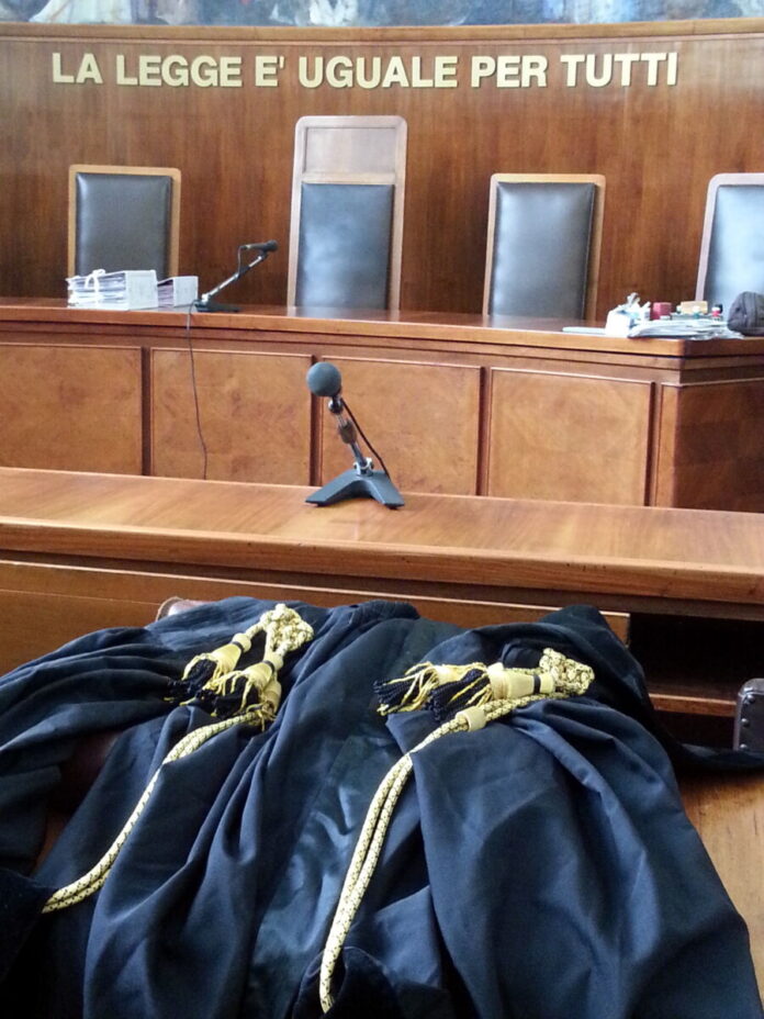 AULA DI TRIBUNALE VUOTA
